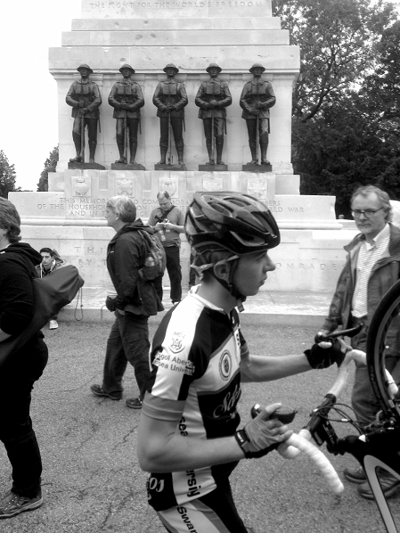 Radfahrer vor Kriegerdenkmal